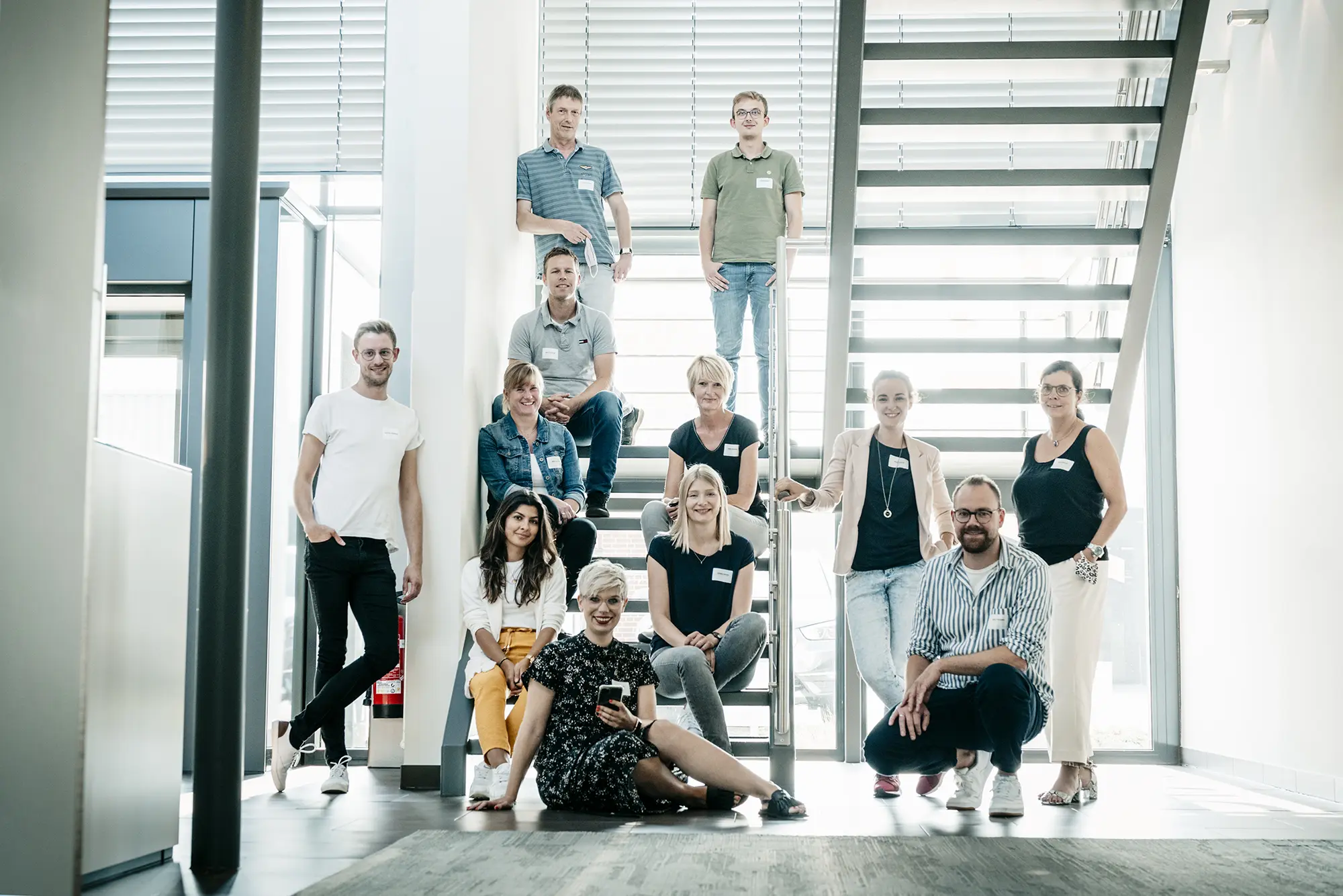 Teilnehmende eines Workshops auf einer Treppe