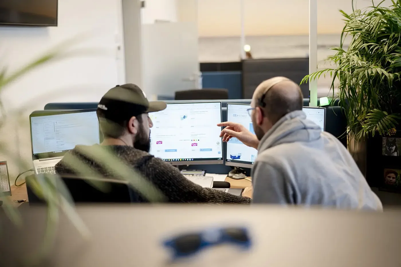 kollegen bei der arbeit am computer