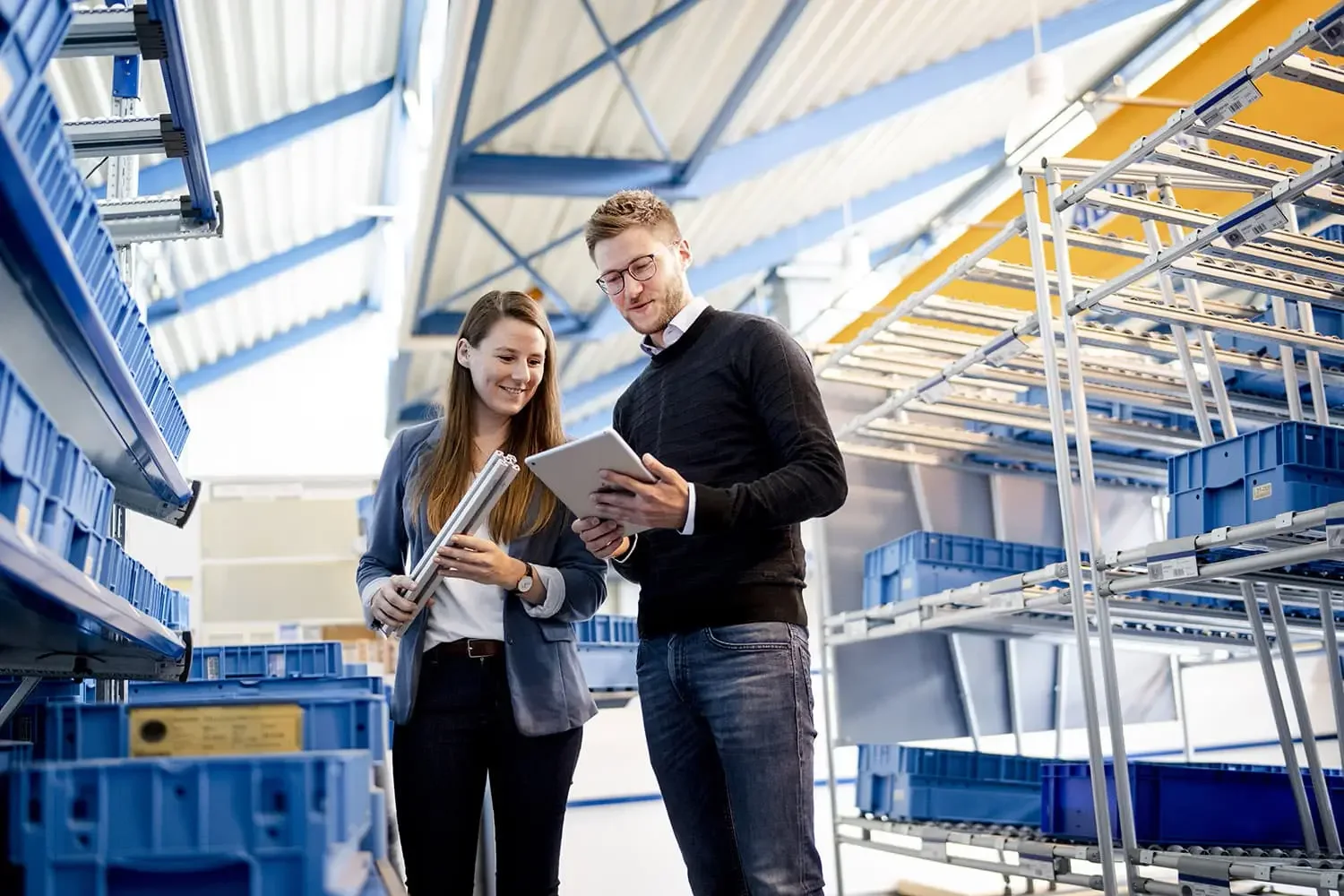 team im gespraech in der produktionshalle